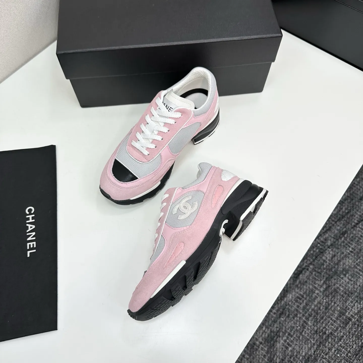 👟👟Ex-factory price 640👟👟Chanel Panda Shoes! 2025 counter's top casual sports shoes. This classic design; the upper is electro-embroidered with a variety of techniques; the outsole is fashionable and sporty; the unusual inclusion of a variety of color matching elements... The diversified mix and match is very good-looking and versatile, and can be used for leisure, fashion, sports, and outdoor... ꫛꫀꪝ Go➫ Materials: ❶Upper made of: original imported first-layer silk cowhide + original waterproof cloth + original first-layer cowhide ❷Inner lining: Original Yangli+wang ❸ Outsole based on: Original TPU combination outsole Counter boutique packaging complete set for women 35–41